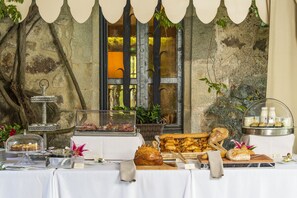 Daily continental breakfast (EUR 25 per person)