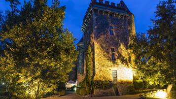 Majoituspaikan julkisivu illalla/yöllÀ