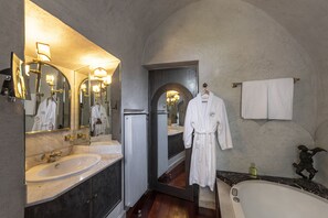 Suite Aldin de Codignat, park view | Bathroom | Bathtub, jetted bath, free toiletries, hair dryer