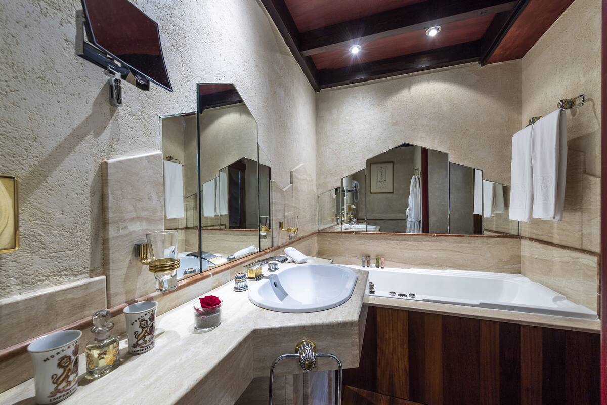 traditional room | bathroom | bathtub, jetted bath, free toiletries, hair dryer