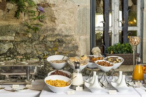 Daily continental breakfast (EUR 25 per person)