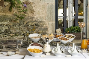 Daily continental breakfast (EUR 25 per person)