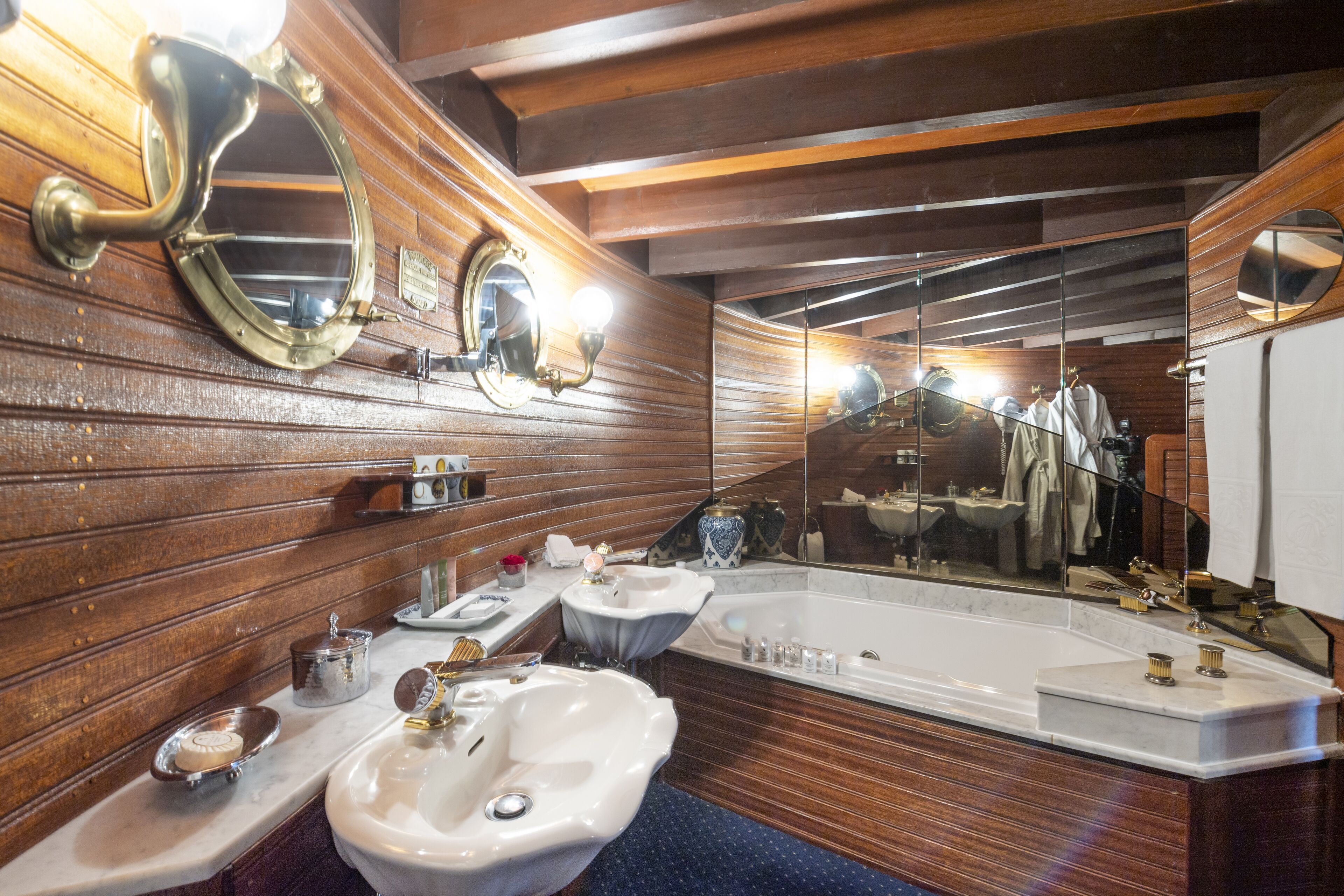 duplex suite , park view | bathroom | bathtub, jetted bath, free toiletries, hair dryer