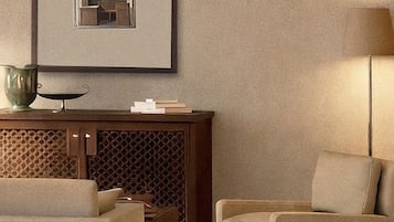 Suite | Zona de estar | Una televisión de pantalla plana, una oficina