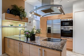 Panoramic-Apartment | Eigene Küche | Wasserkocher mit Kaffee-/Teezubehör, Wasserkocher, Esstisch