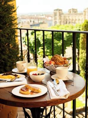 Daily cooked-to-order breakfast for a fee