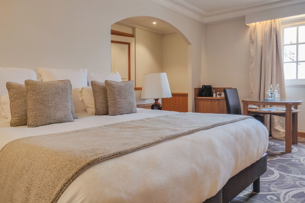 Classic Double Room | 3 bedrooms, minibar, in-room safe, desk