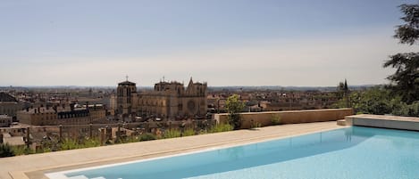 Piscina externa, guarda-sóis, espreguiçadeiras