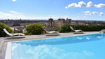 Piscina externa, espreguiçadeiras