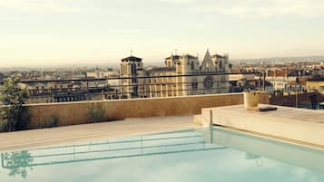 Piscina externa, guarda-sóis, espreguiçadeiras