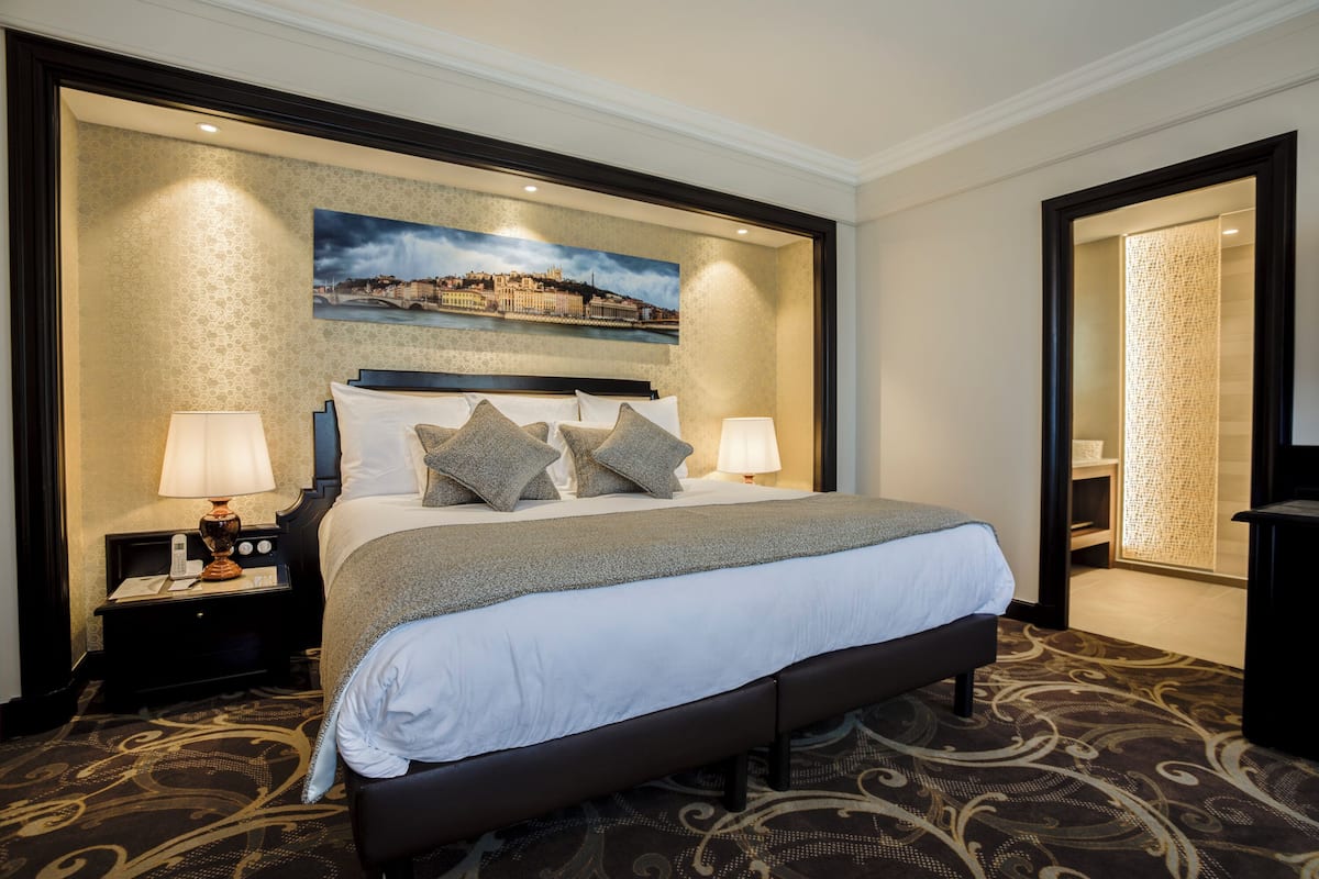 Deluxe Room, 1 Double Bed | 3 bedrooms, minibar, in-room safe, desk