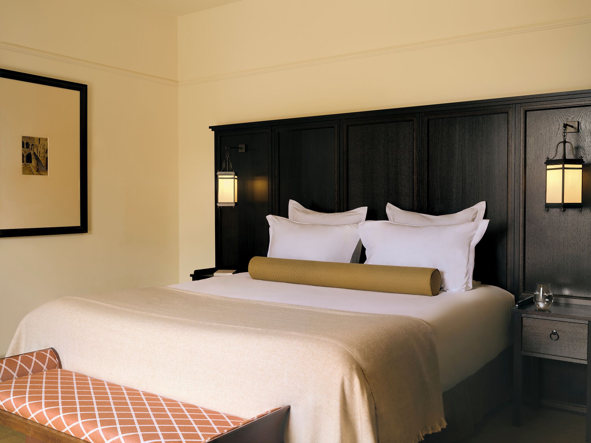 Ropa de cama de alta calidad, camas con efecto memoria y minibar 