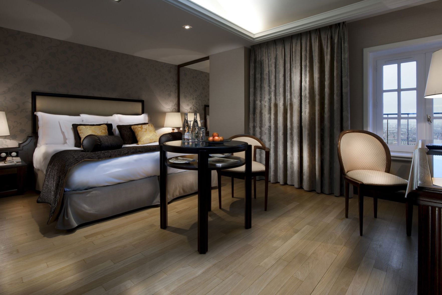Literie de qualité supérieure, matelas mémoire de forme, minibar