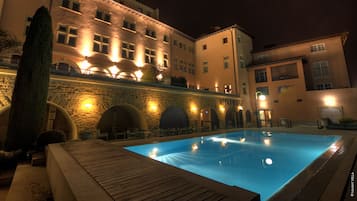 Outdoor pool, sun loungers