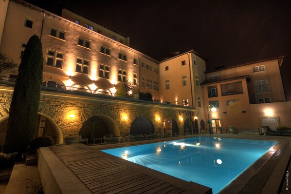 Outdoor pool, sun loungers