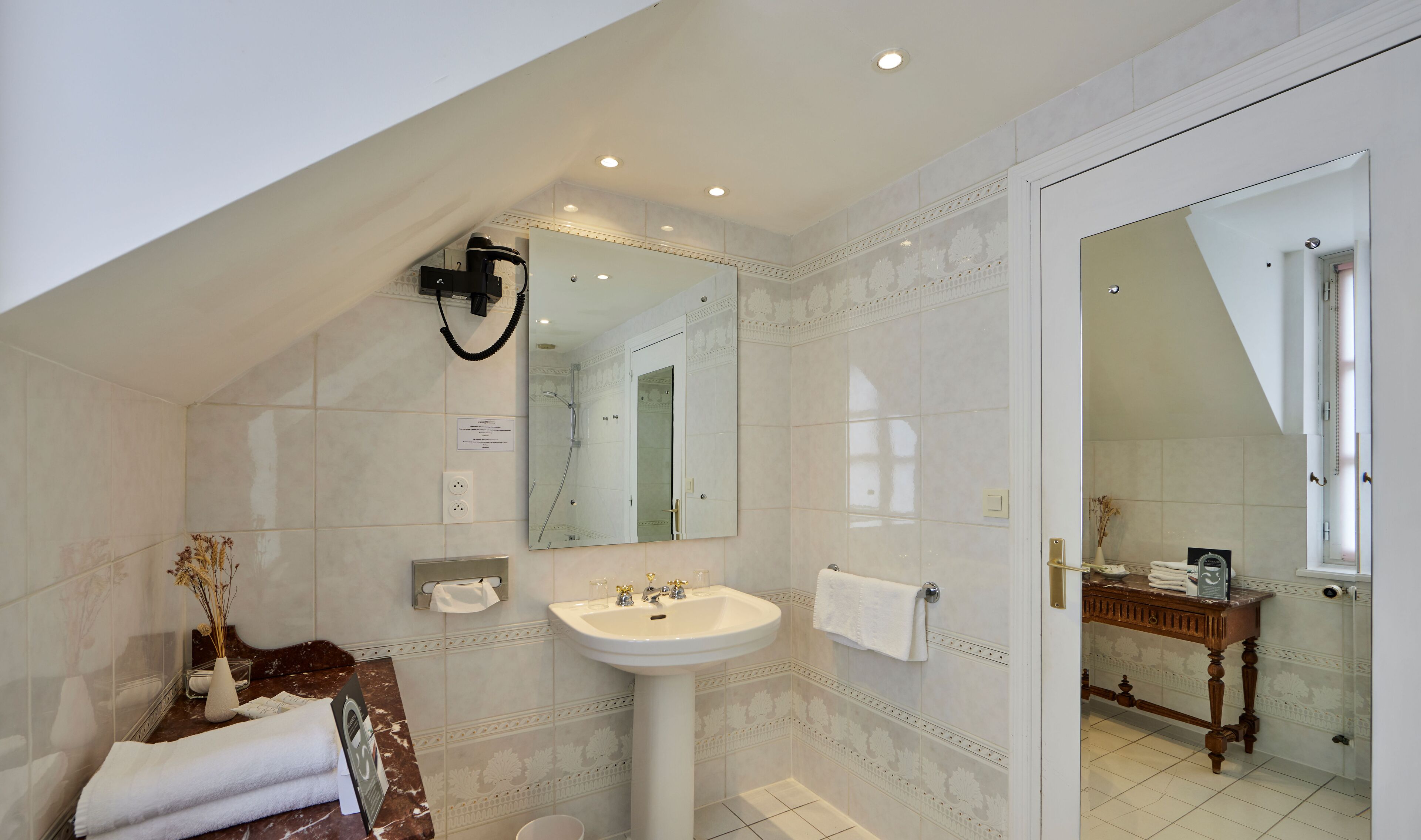 superior double or twin room | bathroom | free toiletries, hair dryer, bathrobes, towels