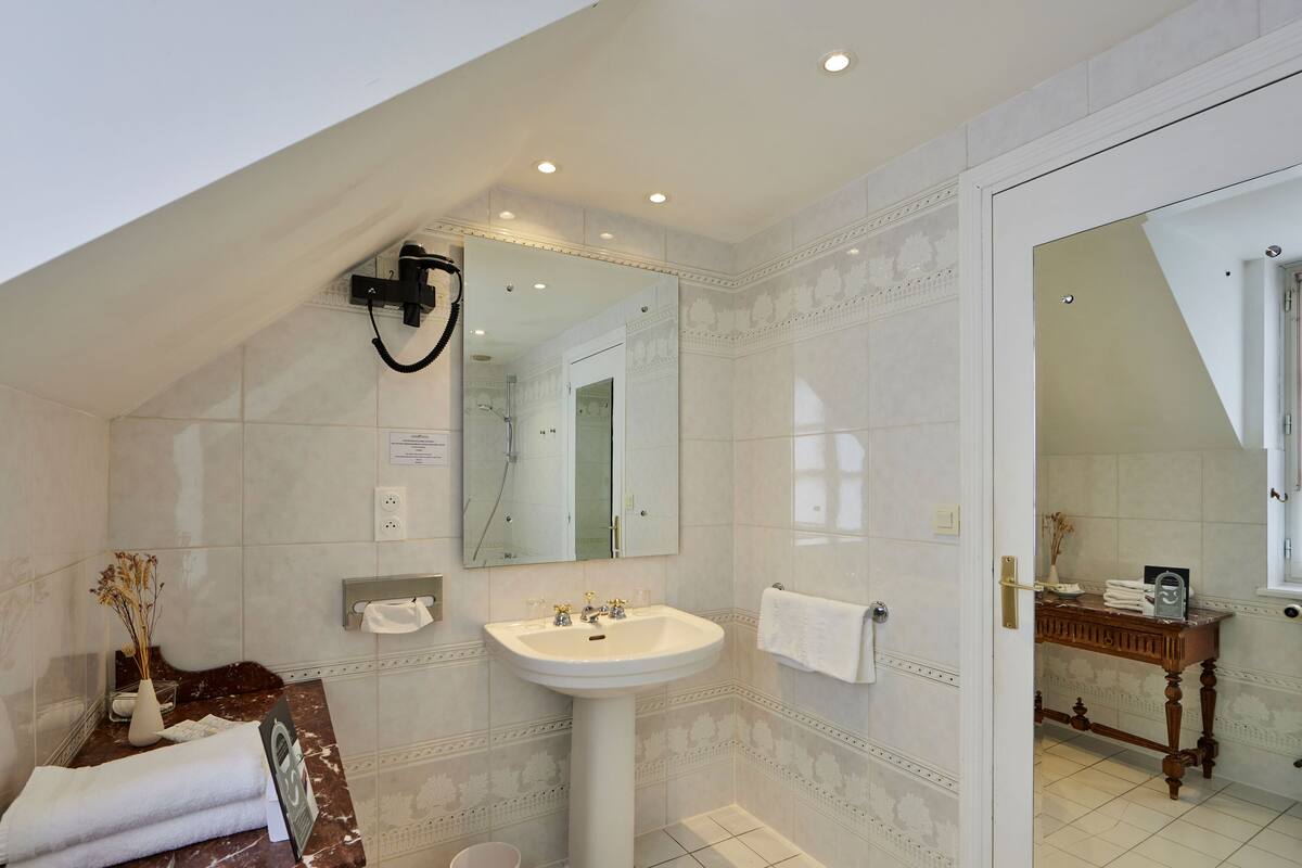 superior double or twin room | bathroom | free toiletries, hair dryer, bathrobes, towels