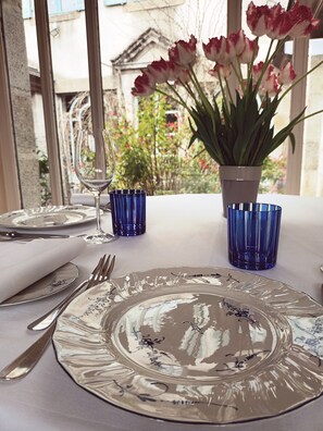 Se sirven almuerzos y cenas; cocina francesa; con vista al jardín
