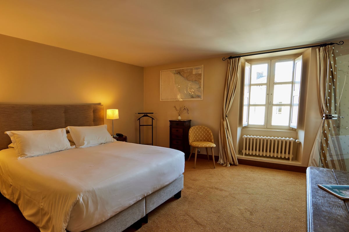 junior double or twin room, private bathroom | premium bedding, minibar, individually decorated, individually furnished