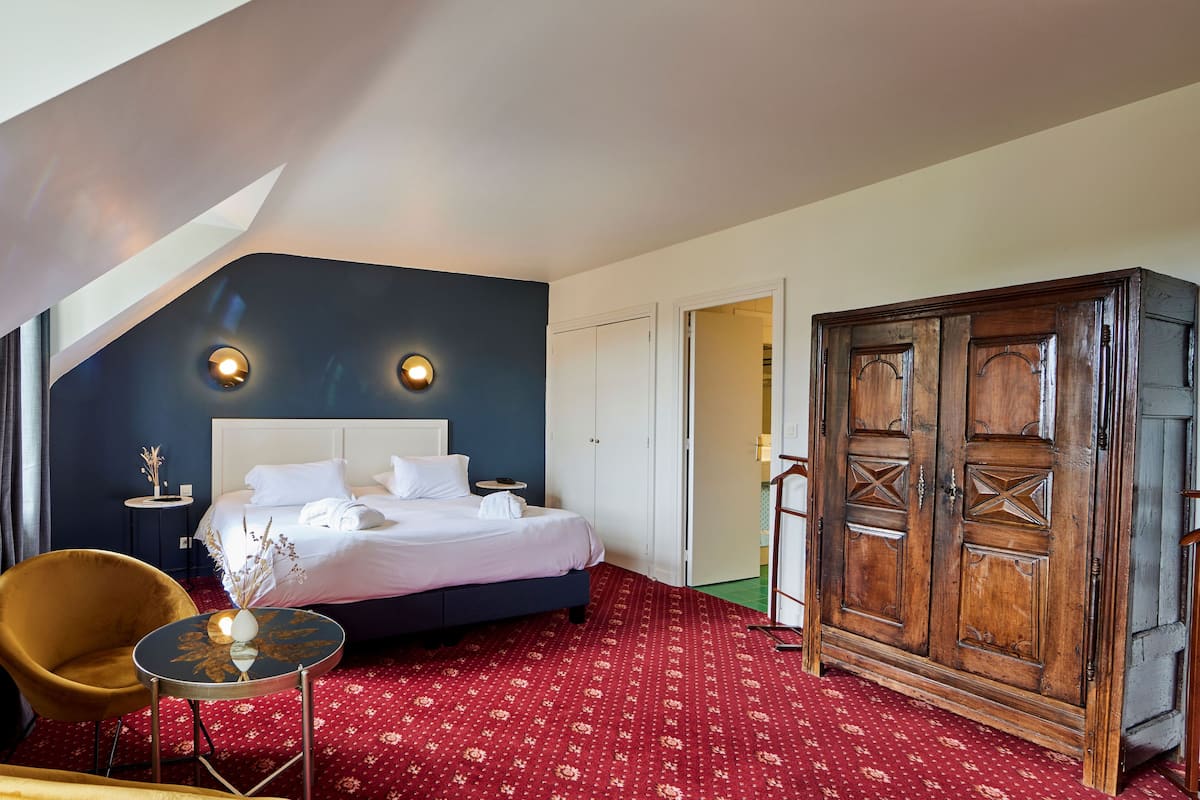 Chambre Prestige double ou avec lits jumeaux, salle de bain privée | Literie de qualité, minibar, décor unique, ameublement unique