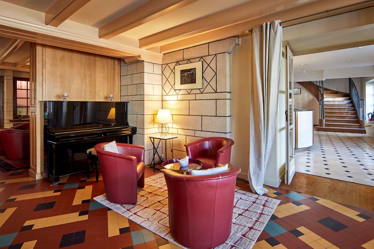 lunch, dinner served; french cuisine, garden views