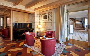 Se sirven almuerzos y cenas; cocina francesa; con vista al jardín