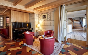 Lunch, dinner served; French cuisine, garden views