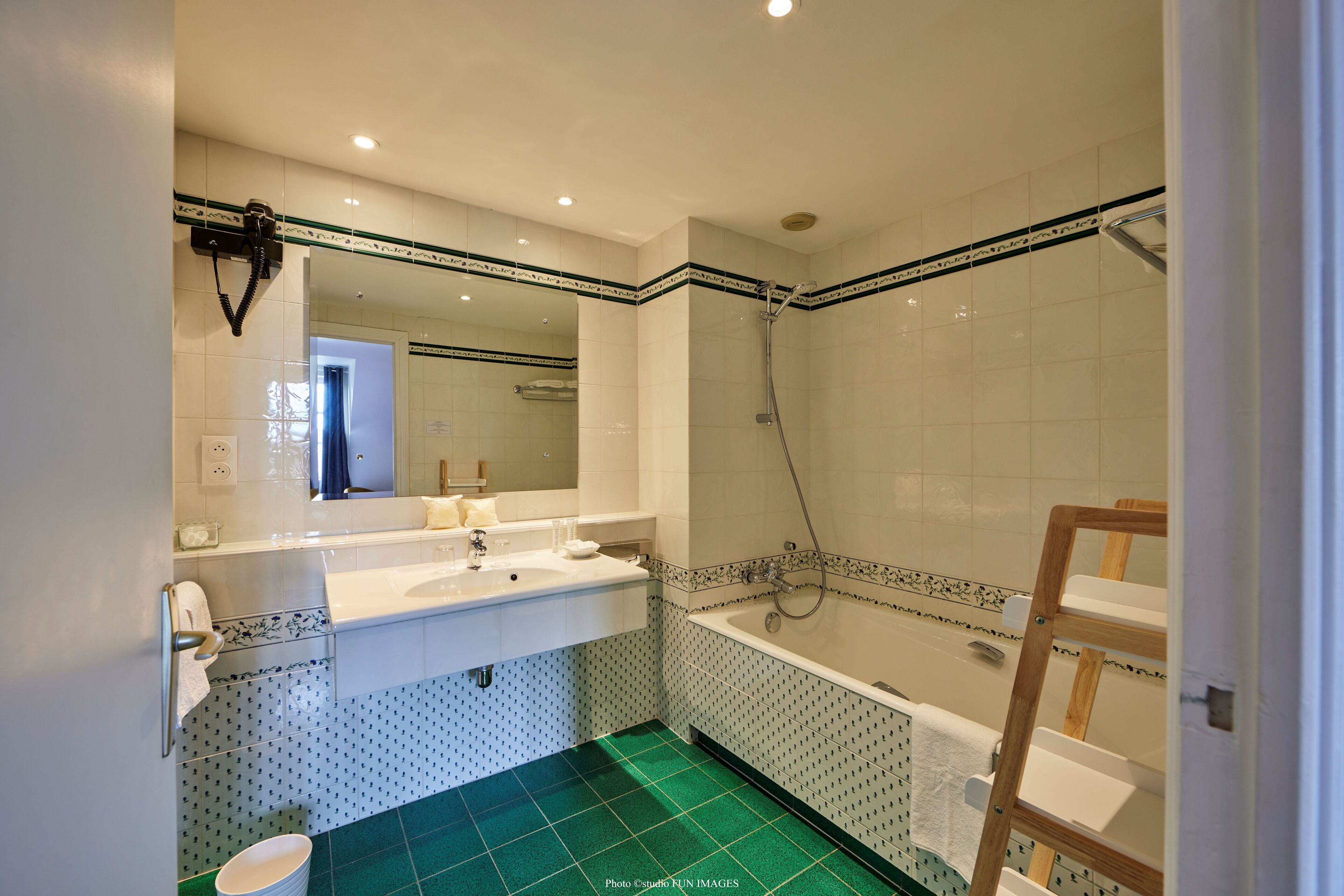 premium double or twin room, private bathroom | bathroom | free toiletries, hair dryer, bathrobes, towels