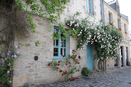 Exterior. L'Auberge Bretonne