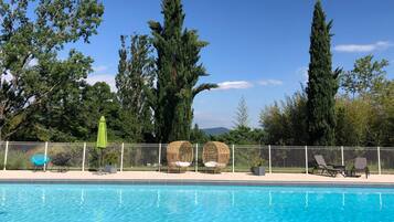 Una piscina al aire libre de temporada