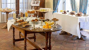 Ein reichhaltiges Frühstücksbuffet mit verschiedenen Speisen und ein Tisch mit weißer Tischdecke.