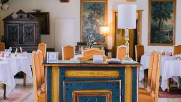 2 restauranter, der serverer morgenmad, frokost og aftensmad