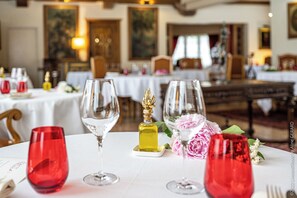 2 restaurantes; se sirven desayunos, almuerzos, cenas y cocina francesa 