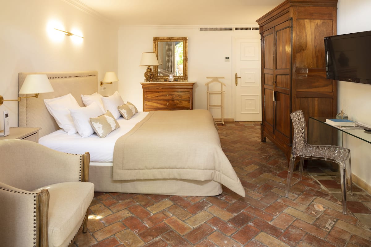 Superior room with terrace | Minibar, in-room safe, desk, soundproofing
