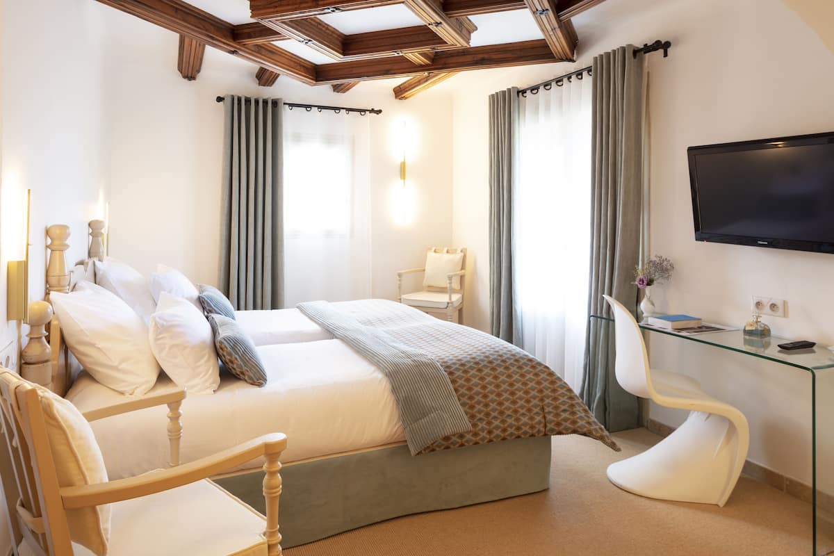 Superior Deluxe room with terrace | Minibar, in-room safe, desk, soundproofing