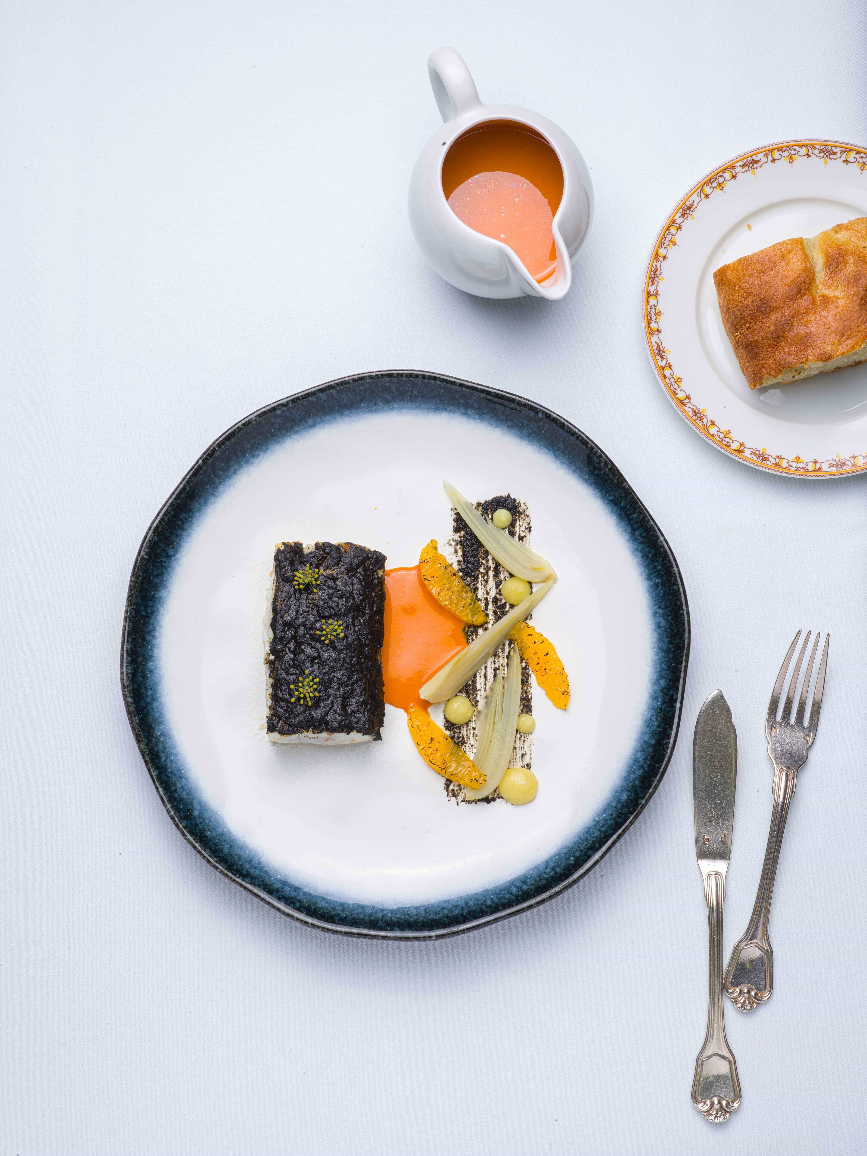 2 restaurants, breakfast, lunch, dinner served; french cuisine