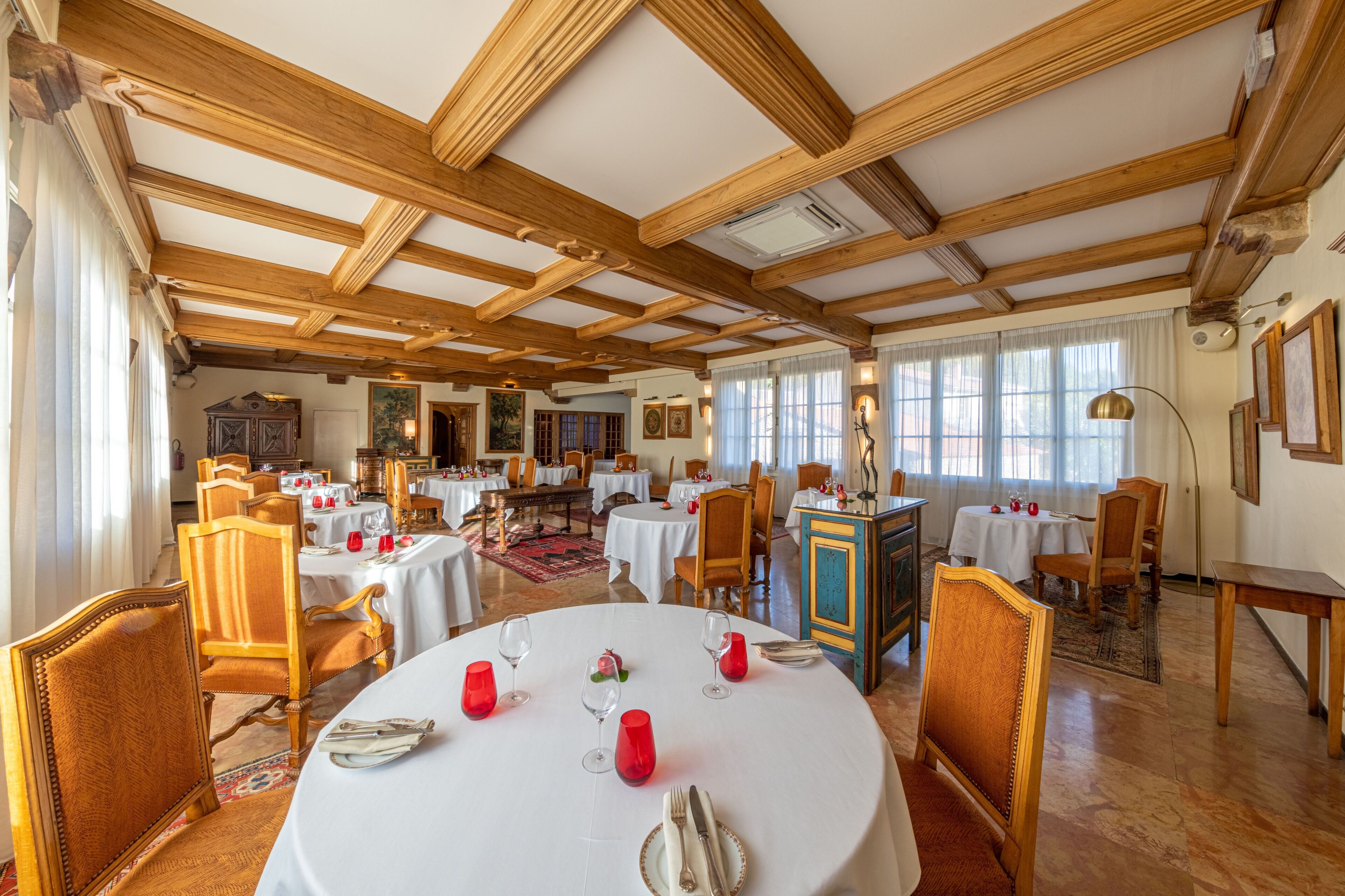 2 restaurants, breakfast, lunch, dinner served; french cuisine