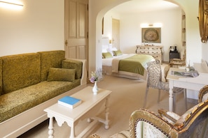 Junior Suite | Minibar, in-room safe, desk, soundproofing