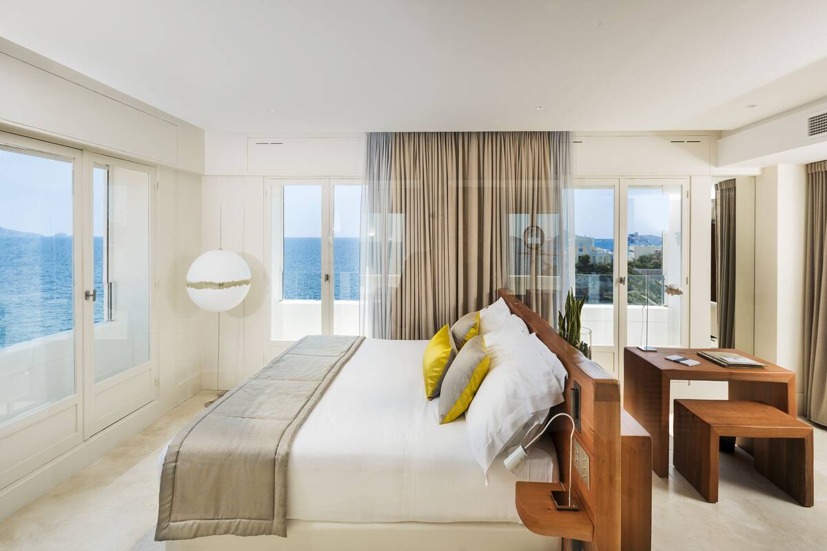 Suite, 1 Tempat Tidur King, pemandangan laut | Seprai premium, minibar gratis, brankas, dan setrika/meja setrika