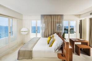 Suite, 1 cama de matrimonio grande, vistas al mar | Ropa de cama de alta calidad y minibar con artículos gratuitos