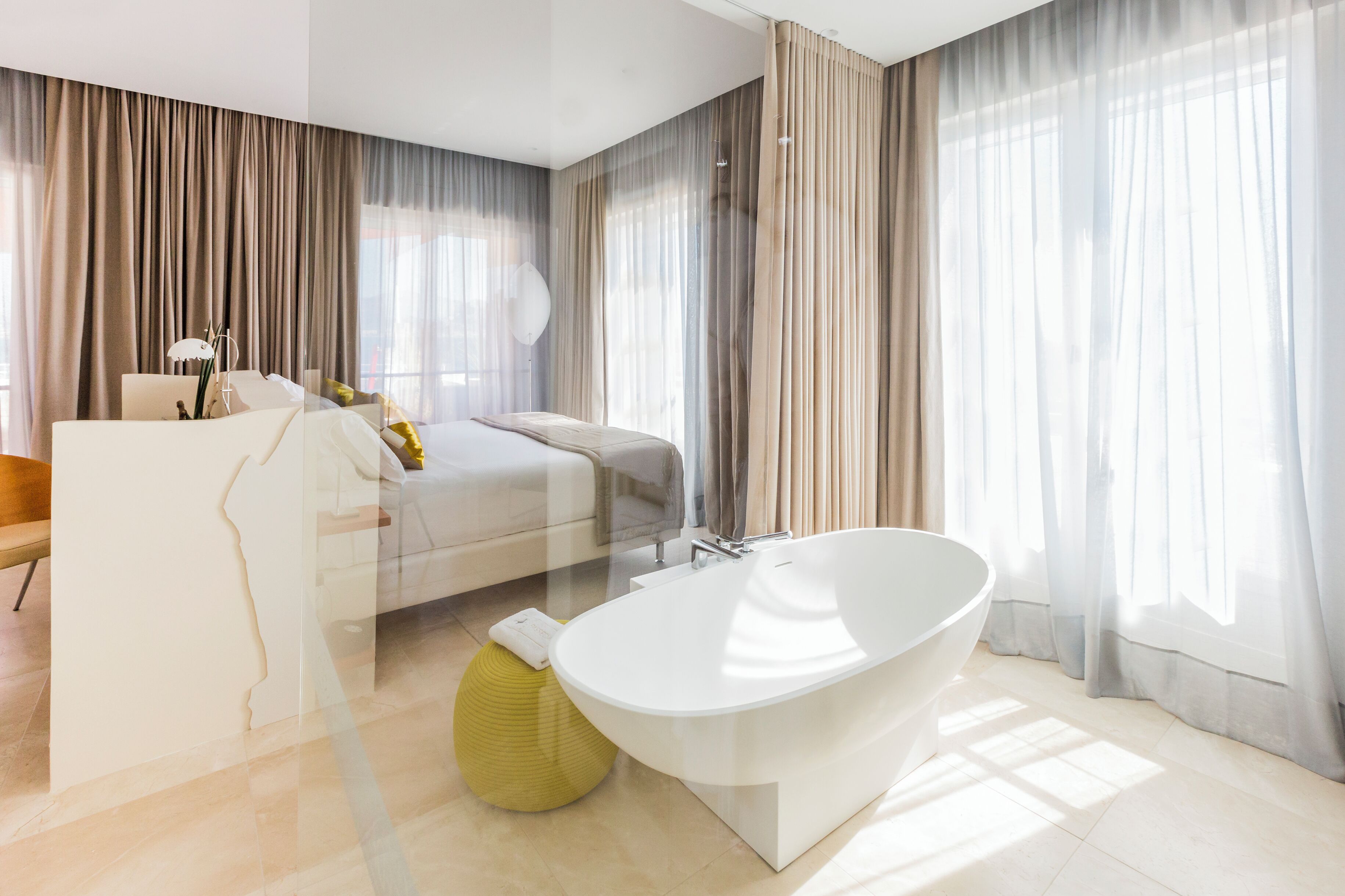 romantic suite, sea view | bathroom | combined shower/bathtub, free toiletries, hair dryer, bathrobes