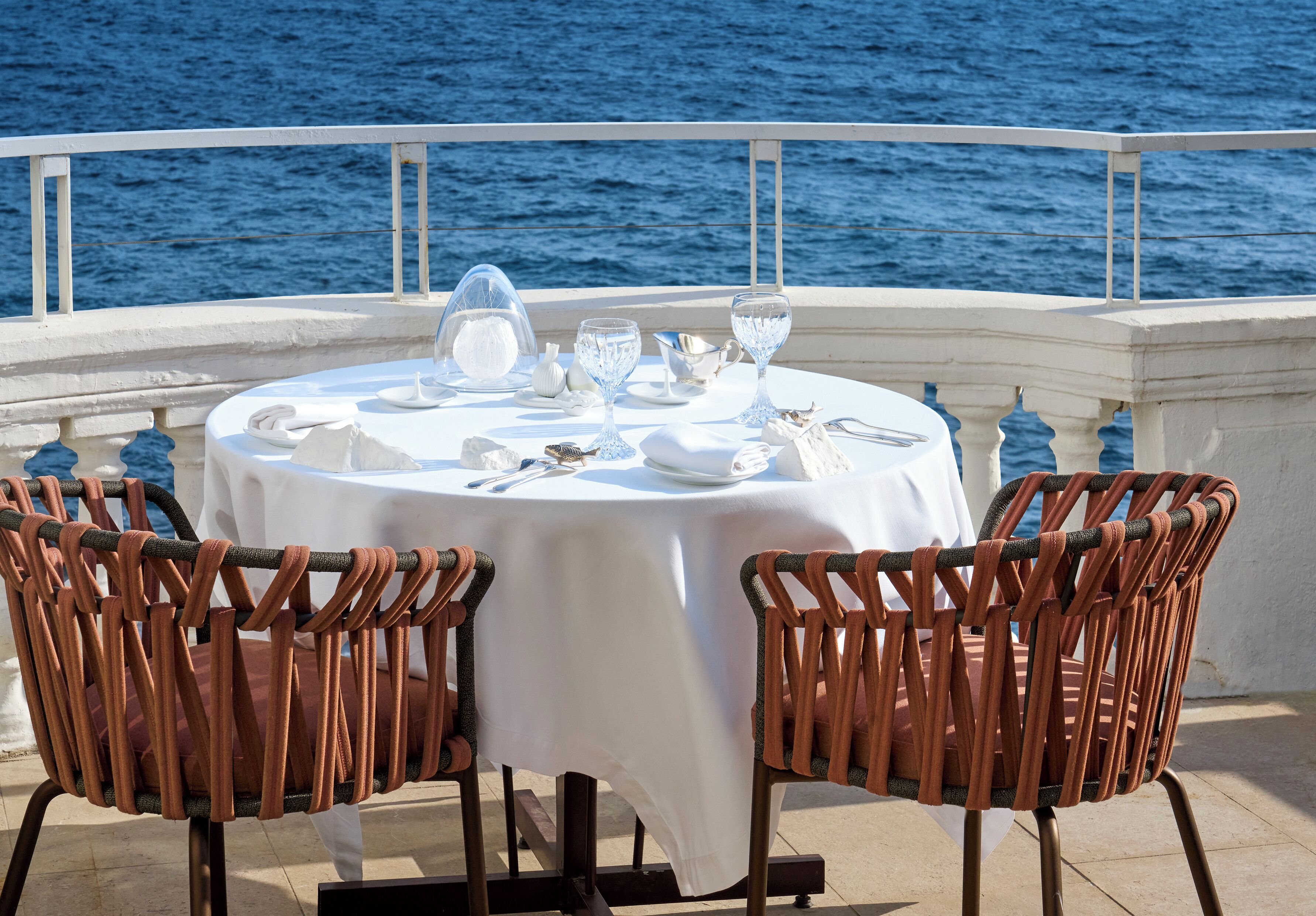 2 restaurants; breakfast, lunch and dinner served 
