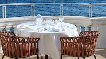 2 restaurants; breakfast, lunch and dinner served