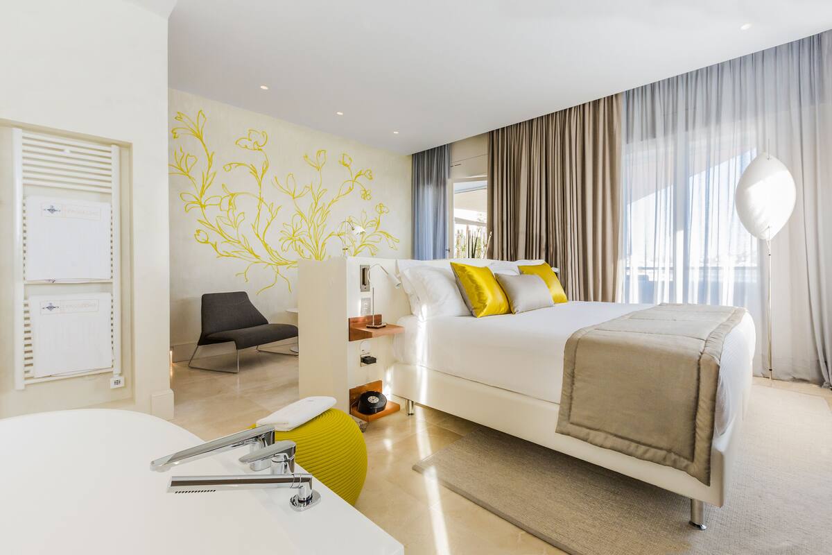 Suite Romantis, pemandangan laut | Seprai premium, minibar gratis, brankas, dan setrika/meja setrika