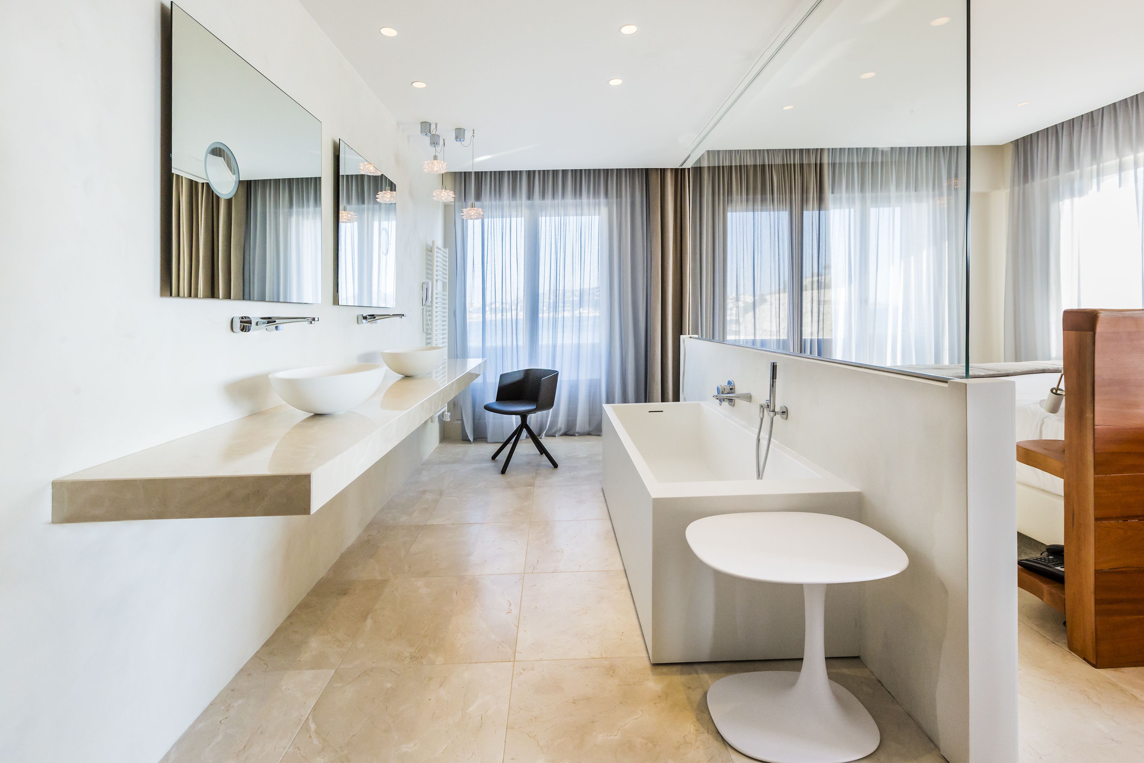 suite, 1 double bed, sea view | bathroom | combined shower/bathtub, free toiletries, hair dryer, bathrobes