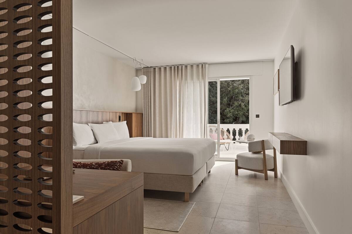 Kamar Eksekutif, teras, pemandangan laut | Seprai premium, minibar gratis, brankas, dan setrika/meja setrika