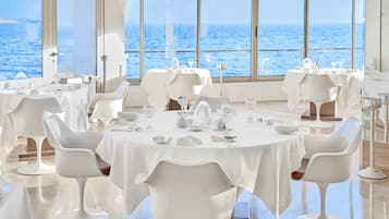 2 restaurantes; se sirve desayuno, almuerzo y cena; cocina francesa
