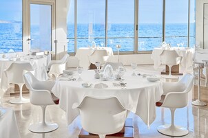 2 개의 레스토랑, 아침 식사, 점심 식사, 저녁 식사 제공(프랑스 요리)