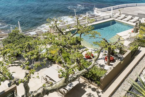 Piscine extérieure en saison, parasols, chaises longues