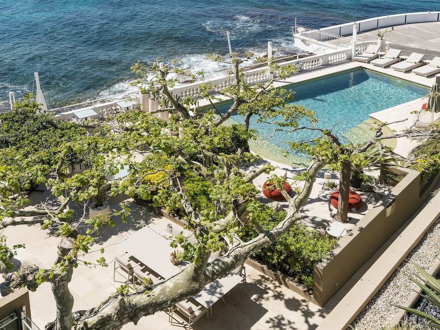 Piscine extérieure (ouverte en saison), parasols de plage